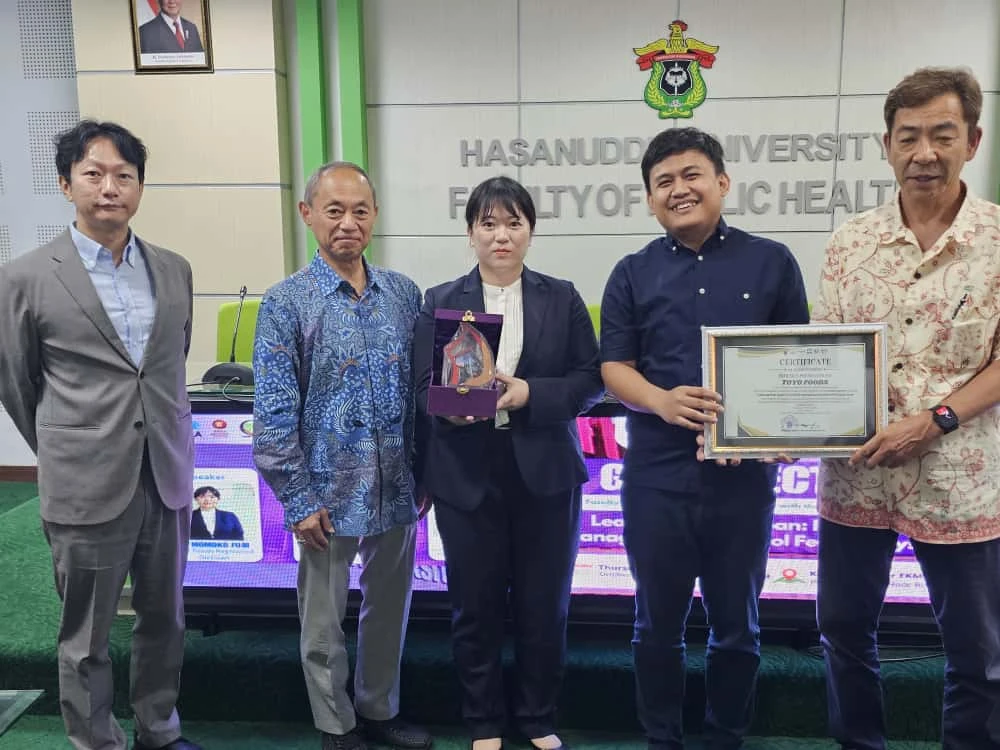 
Berdasarkan foto terlampir dan laporan berita mengenai kuliah tamu tersebut, berikut adalah keterangan foto yang sesuai:

Keterangan Foto:

Apresiasi Kolaborasi Internasional: Perwakilan dari Fakultas Kesehatan Masyarakat (FKM) Unhas menyerahkan plakat dan sertifikat kepada pembicara dari Toyo Foods dan International Child Nutrition Promotion Association Representative Director, Jepang, usai sesi Guest Lecture bertajuk “Learning from Japan: Food Safety Management in School Feeding Systems” di FKM Unhas, Makassar, Kamis (23/10). Kolaborasi ini menjadi upaya Unhas dalam mengadopsi standar keamanan pangan kelas dunia untuk program makanan sekolah di Indonesia. Tampak dalam foto: (dari kiri ke kanan) Mr. Noro Shoji (Toyo Foods), perwakilan FKM Unhas, Ms. Momoko Fujii (Toyo Foods), perwakilan FKM Unhas, dan Mr. Kuriwaki Kei (International Child Nutrition Promotion Association Representative Director).